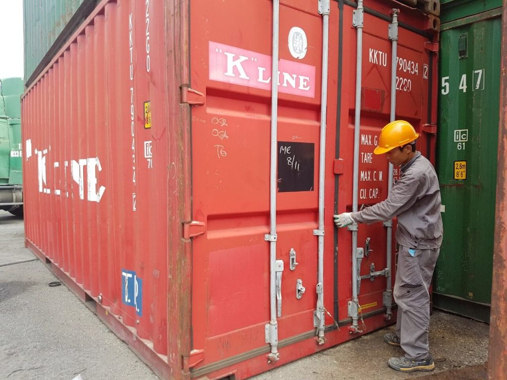 Bộ phận giám định kiểm tra container trước khi cấp cho khách hàng