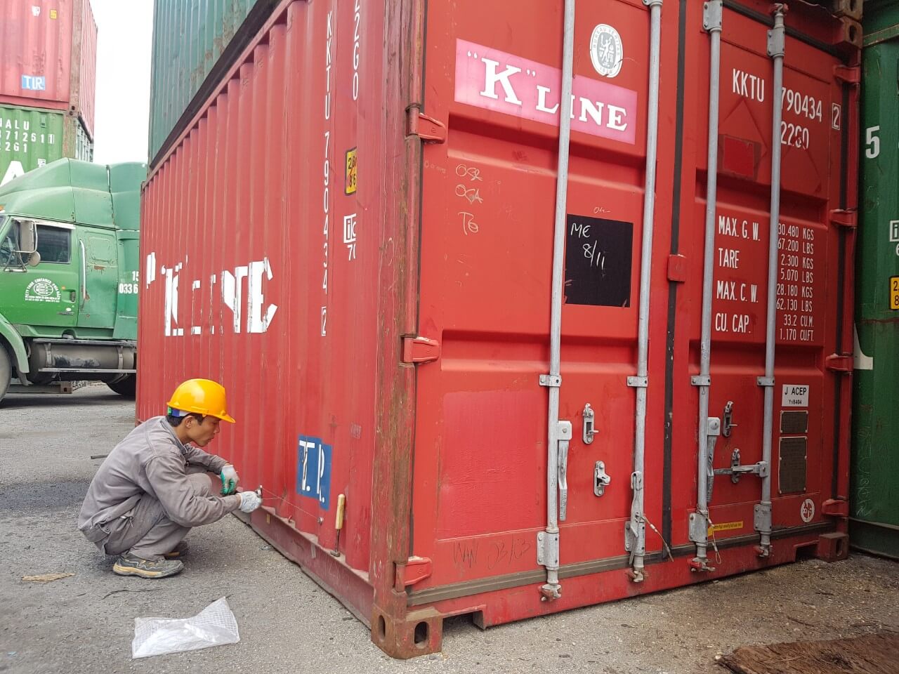 Bộ phận giám định đi kiểm tra container trước khi cấp thuê cho khách hàng